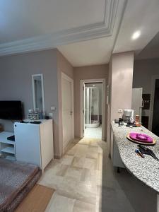 a kitchen and living room with a counter and a counter top at Cozy One Bedroom Apartment in Nabeul