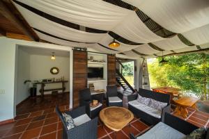 a living room with couches and a table at Isla Privada en Prado Piscina y Deportes Náuticos - Cerca a Bogotá - Cerca a Ibagué in Prado