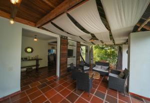a living room with chairs and a table at Isla Privada en Prado Piscina y Deportes Náuticos - Cerca a Bogotá - Cerca a Ibagué in Prado