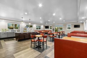 a restaurant with tables and chairs and a bar at Quality Inn & Suites Santa Maria in Santa Maria