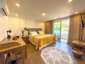 a hotel room with a bed and a balcony at Pousada Pénareia in Morro de São Paulo +39 photos