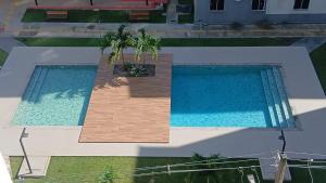 an overhead view of two swimming pools with palm trees at Apartamento Com Piscina prox a BR in Ananindeua