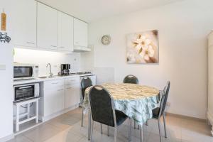 a kitchen with a table and chairs in a room at Malgré Tout 0312 in Koksijde