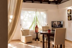 チャスコムスにあるApart Hotel Las Moraditas - a 50 metros de la Lagunaのテーブルと椅子と窓のあるダイニングルーム