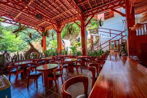 a restaurant with tables and chairs in a room at Hotel Termales Espiritu Santo in Nariño