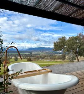 eine Badewanne neben einem Fenster mit Aussicht in der Unterkunft Bluestone Ridge in Whitfield