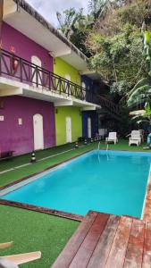 an empty swimming pool in front of a building at Pousada Morada do Tombo in Guarujá +11 photos