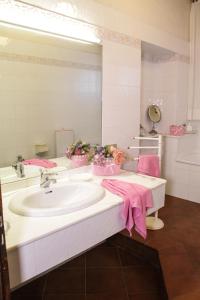 uma casa de banho com um lavatório e um espelho em Abitare Il Borgo em Castagneto Carducci