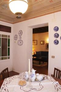 uma mesa de jantar com pratos azuis e brancos na parede em Abitare Il Borgo em Castagneto Carducci