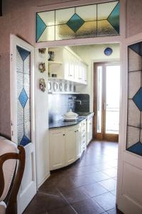 uma cozinha com um lavatório e um balcão em Abitare Il Borgo em Castagneto Carducci