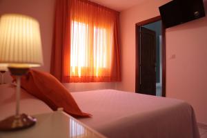Кровать или кровати в номере Hotel Playa de las Catedrales