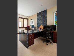 an office with a desk with a computer and a chair at Villa with pool extraordinary view in Lahaina in Lahaina +42 photos