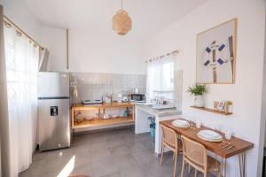 eine Küche mit Kühlschrank und einem Tisch mit Stühlen in der Unterkunft Casa Navarro in La Paz