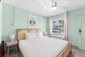 a bedroom with a bed and a window at Hotel Cabana Clearwater Beach in Clearwater Beach +170 photos