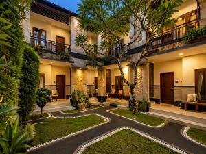 an exterior view of a building with a courtyard at Eslem GuestHouse in Canggu