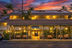 an exterior view of a resort at sunset at Kona Islander Inn#228: Located in downtown Kona! in Kailua-Kona