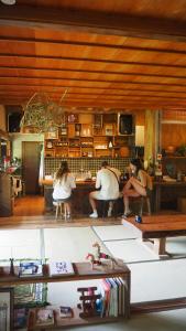 Eine Gruppe von Menschen, die in einem Raum an einem Tisch sitzen in der Unterkunft guesthouse waku in Nagiso