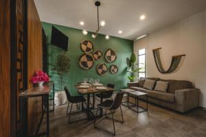a living room with a table and a couch at Suites con piscina privada - Penca Suites Valladolid in Valladolid