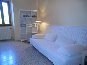 バルガにあるNel cuore di Barga I pozzi - Lucca - Toscanaのリビングルーム(白いソファ、ランプ付)