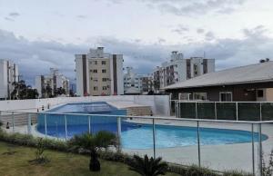 a large swimming pool on top of a building at Quarto Aconchegante em Residência Familiar in São José