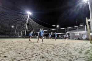 a group of people playing a game of volleyball at Quarto Aconchegante em Residência Familiar in São José