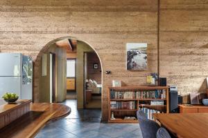 ein Wohnzimmer mit einem Torbogen in einer Ziegelwand in der Unterkunft Tea Tree - Pet Friendly - Prevelly - Margaret River in Margaret River Town + 21 Fotos