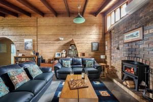 ein Wohnzimmer mit Sofa und Kamin in der Unterkunft Tea Tree - Pet Friendly - Prevelly - Margaret River in Margaret River Town