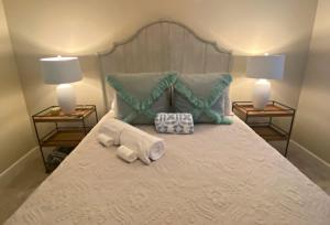 a bed with two towels and two lamps on it at Red Bank Cozy Nest in Chattanooga