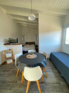 a room with a table and chairs and a bed at Templanza in Villa Yacanto