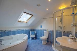 ein Badezimmer mit Badewanne, Toilette und Waschbecken in der Unterkunft L'esprit forêt in Les Forges + 16 Fotos