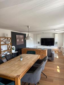 a living room with a wooden table and a couch at Über der Brücke in Melsungen