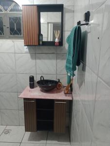 a bathroom with a sink and a mirror at Rua da Expo Itaguaí in Itaguaí +2 photos