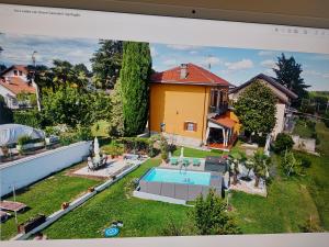 an aerial view of a house with a swimming pool at Casa dell'Agrifoglio in Caselette