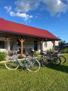 a group of bikes parked in front of a house at Mirabelka - domek in Podostrówek