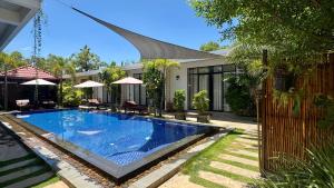 a swimming pool in the backyard of a house at Private Bungalow, Large Salt Water Pool & Jacuzzi, Super Fast WIFI 100Mbps in Phumĭ Kruŏs