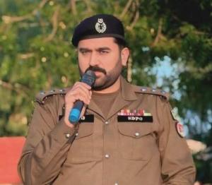 a man in a military uniform holding a microphone at Hotel Melodyinn in Gujrāt