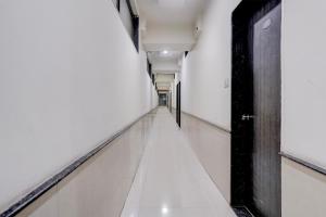 an empty corridor in an office building at Hotel O Kolhapur Gate Formerly Tanwani Lodging in Unchagao
