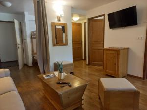 a living room with a couch and a coffee table at Artemis 402 2 chambres et coin montagne in Brides-les-Bains