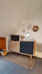 a living room with a flat screen tv on a wall at Le Cocon Loire, 3-room apartment in La Ville-aux-Dames