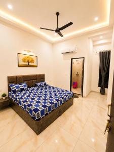 a bedroom with a bed and a ceiling fan at Hotel Virat Palace 600 From Khatu Shyam Ji in Khātu