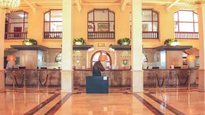 eine Lobby mit einer Statue in der Mitte eines Gebäudes in der Unterkunft Hotel Caribe by Faranda Grand, a member of Radisson Individuals in Cartagena de Indias