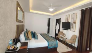a hotel room with a bed and a tv at Hotel Preeti Residency Delhi in New Delhi