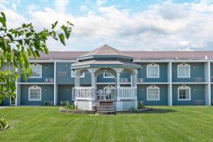 a blue building with a gazebo in the yard at Quality Inn & Suites Kansas City - Independence I-70 East in Independence