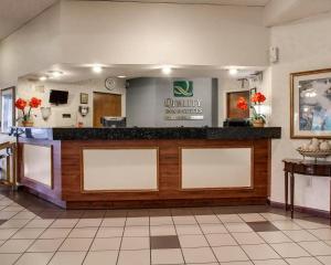 a lobby of a quality medical center at Quality Inn & Suites Clinton - Jackson West in Clinton +24 photos
