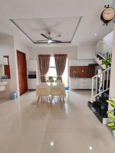 a kitchen and dining room with a table and chairs at Prosperity House Southlinks in Bagam