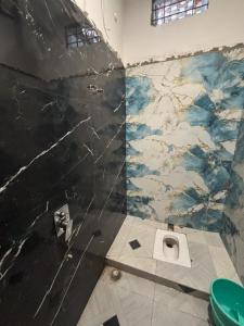 a bathroom with a toilet in the middle of a wall at Hotel Ashish in Kaohni