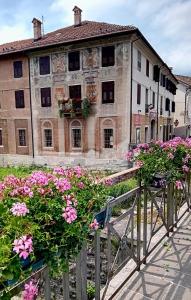 an old building with flowers in front of it at il Bucaneve in Norcen