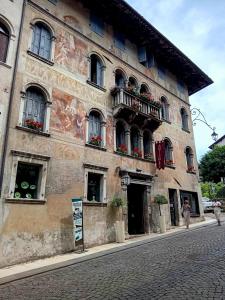 a building with windows and balconies on a street at il Bucaneve in Norcen