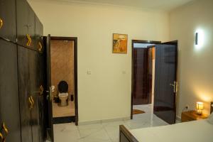 a bathroom with a shower and a toilet in it at Appart Congo- Brazza - Av de la paix in Brazzaville