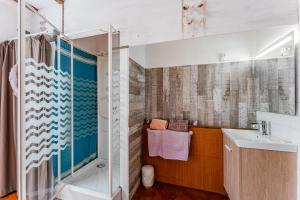 a bathroom with a shower and a sink at Dunevoile chambre d'hôtes in Biscarrosse-Plage